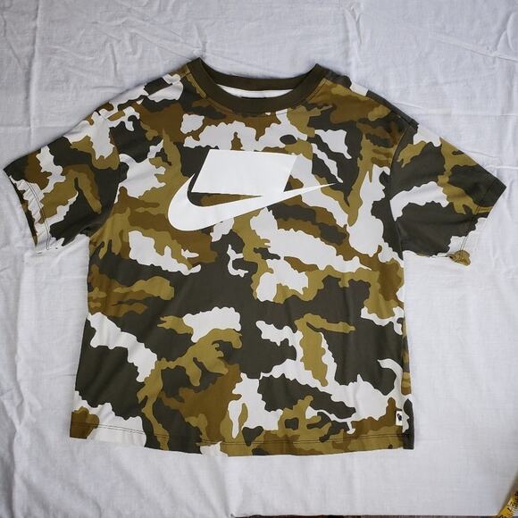Nike green cropped camo Tee short sleeves Medium - Picture 1 of 6